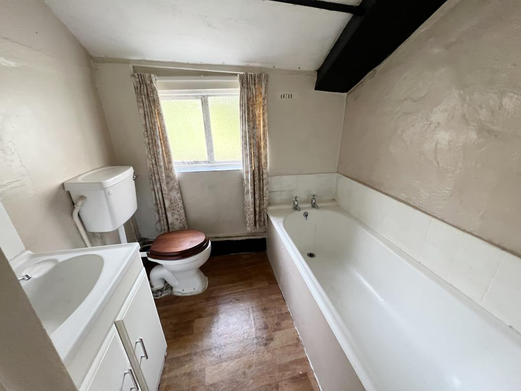 Lot: 124 - COTTAGE FOR REFURBISHMENT IN VILLAGE LOCATION - 